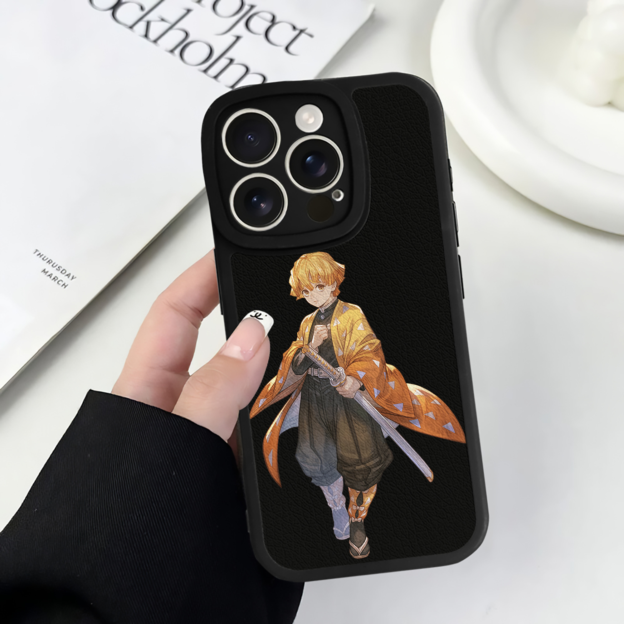 （画像用） 鬼滅の刃（きめつのやいば）我妻 善逸／あがつま ぜんいつ Agatsuma Zenitsu 【iPhone 16シリーズ対応】シリコンスマホケース（レザー調） 材質：シリコン